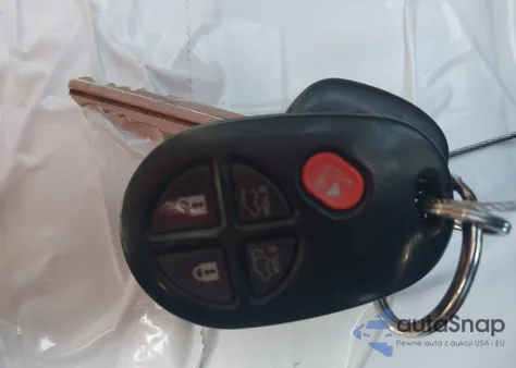 2012 Toyota Highlander Se V6 z USA, uszkodzony, nr VIN 5TDBK3EH2CS143245